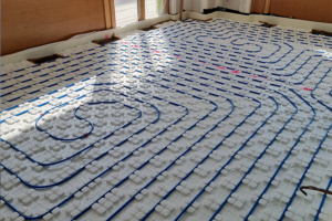 Le sol chauffant/rafraîchissant Thermactif Expert est le fruit de l’association d’un système de plancher chauffant/rafraîchissant de Thermacome avec la chape fluide anhydrite Thermio Max d’Anhydritec. [©Thermacome]