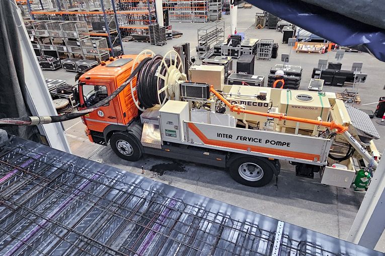 La City Roll de Mecbo est une pompe automotrice, sans flèche, qui comprend un enrouleur intégrant 60 m de tuyaux de 80 mm de diamètre. [©Mecbo]