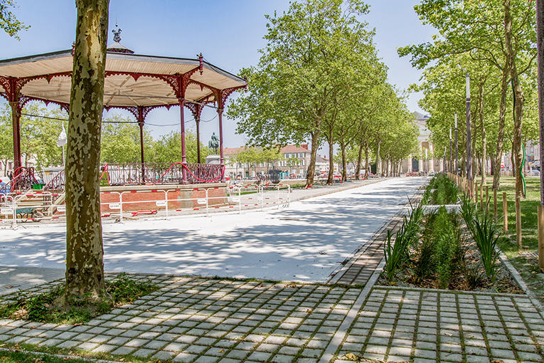 Pavés drainants Ecoroc de Stradal sur la place Napoléon à La-Roche-sur-Yon (85). [©Stradal]