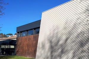 Les voiles blancs du dojo municipal de Villeneuve-Loubet présentent un matriçage rappelant la texture des kimonos de judo... [©Cemex]