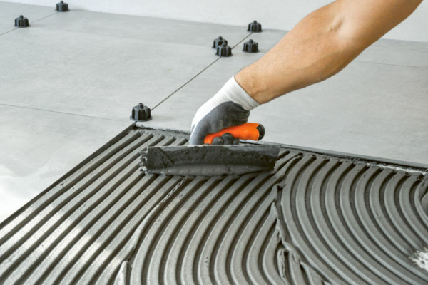 Signé Parexlanko, le nouveau 577 Prolisouple ECO2 est le premier mortier-colle sans ciment Portland du marché. [©Sika]