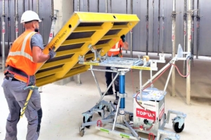 Le chariot Top’Up de SGB Hünnebeck facilite la pose des panneaux de coffrage. [©SGB Hünnebeck]