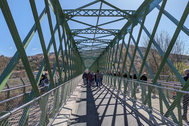 Le pont de Dallet conserve son unique voie centrale dédiée à la circulation alternée des véhicules. [©Vicat Sysnergie]