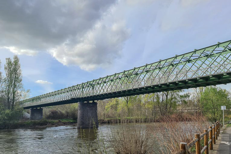 L’ouvrage est typique des ponts Eiffel, avec des piles maçonnées et une structure métallique qui porte la chaussée. [©Vicat Sysnergie]