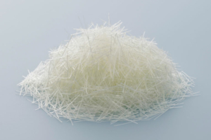 En résine polyvinylique, les fibres Kuralon améliorent la durabilité et la résistance des panneaux en béton à haute performance. [©Holcim]