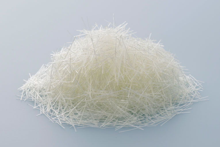 En résine polyvinylique, les fibres Kuralon améliorent la durabilité et la résistance des panneaux en béton à haute performance. [©Holcim]