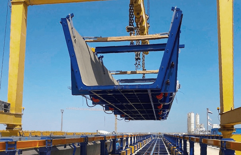 Moldtech a livré l’ensemble du système de levage des moules de préfabrication et des poutres.  [©Moldtech]