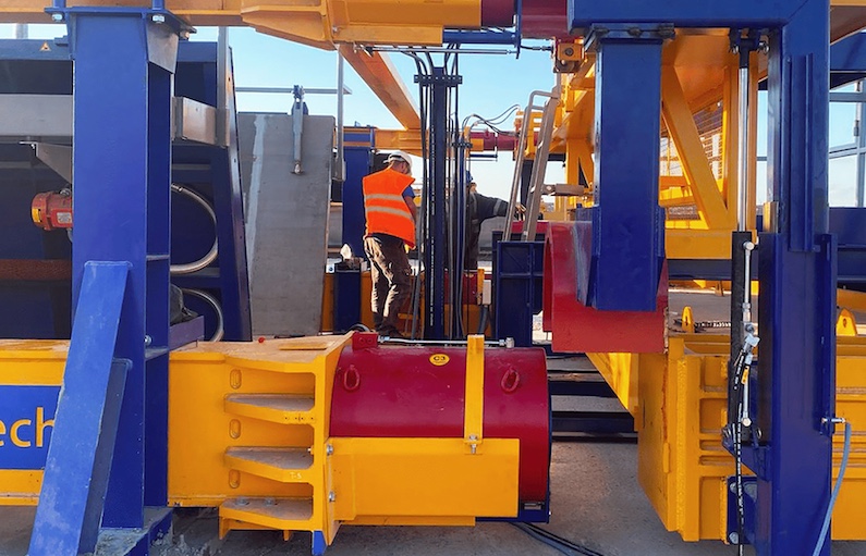 Le système de détente hydraulique synchronisée permet de tendre et de détendre les torons utilisés pour la production des poutres en auge [©Moldtech]