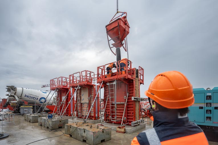 Test de coulage d’un béton à faible empreinte carbone dans des trois banches : standard, isolée par l’extérieur et isolée par l’intérieur. [©ACPresse]
• Description – Test de coulage d’un béton.
