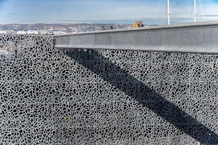 A Marseille, la passerelle du Mucem, tout comme la résille d’habillage du musée, ont été réalisées en Bfup Ductal. Rudy Ricciotti, architecte. [©ACPresse]