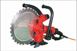 Distribuée en France par Peuvrel Outils Diamantés, la TR40 de Weka dispose d’une profondeur de coupe de 300 mm. [©Weka]