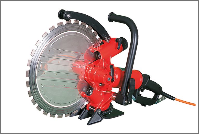 Distribuée en France par Peuvrel Outils Diamantés, la TR40 de Weka dispose d’une profondeur de coupe de 300 mm. [©Weka]