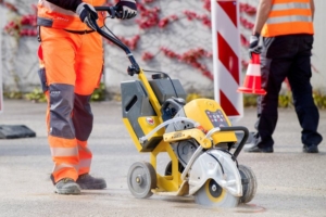 La découpeuse BTS635s de Wacker Neuson peut effectuer une saignée dans une dalle en béton. [©Wacker Neuson]