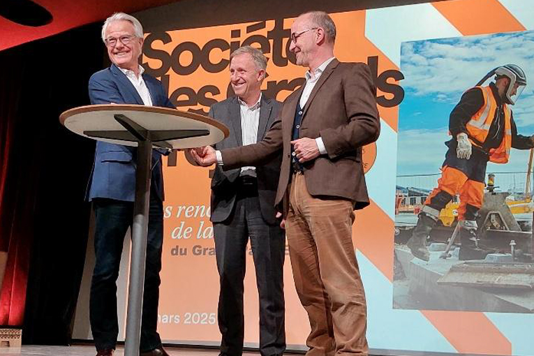 De gauche à droite : Gilles Lafon (Prism’emploi), Paul Duphil (OPPBTP) et Jean-François Monteils (SGP) ont signé une convention de partenariat pour améliorer la sécurité des salariés intérimaires intervenant sur les chantiers du Gradn Paris Express. [©OPPBTP]