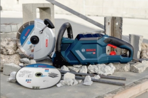 La GCS 18V-230 Professionnal de Bosch peut effectuer des coupes rapides dans le béton et dans le métal. [©Bosch]