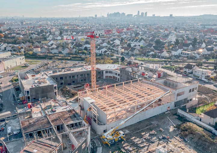 Au total, ce sont quelque 7 000 m2 de murs et façades préfabriqués en béton de bois qui ont rejoint la Cité scolaire de Sartrouville. [©Spurgin]
