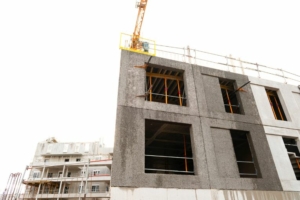 Pour construire des logements collectifs à Haguenau (67), Socara a, entre autres, assuré la pose des murs porteurs en béton de bois de Spurgin. [©Spurgin]