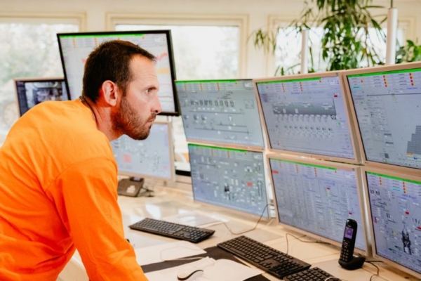 Deux nouveaux CCP : “Piloter une salle centrale dans l’industrie cimentière” et “Gérer les combustibles et matériaux de substitution dans l'industrie cimentière”. [©Nicolas Lascourrèges – France Ciment]