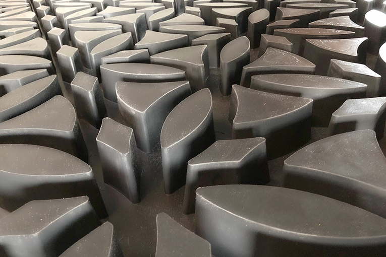 Le moule souple assure une précision dimensionnelle, une finition impeccable, sans dépouille ni plan de joint. [©Techni Moulage]