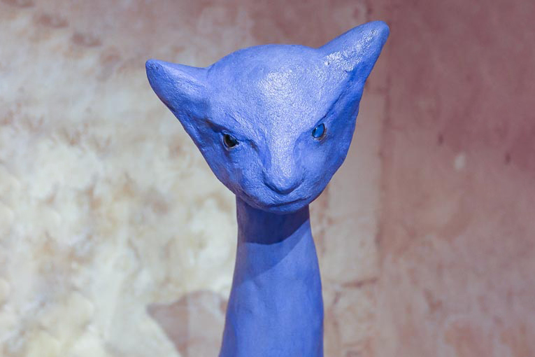 Lana Loeber expérimente la scuplture en béton coloré avec une touche de tendresse. Tout un bestiaire farfelu émerge : des souris, des renards, des lapins, des félins…
[©CrisToF]