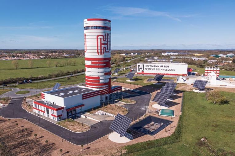 Située à Bournezau (85), la récente unité de production H2 d’Hoffmann Green est la première cimenterie verticale au monde. [©Hoffmann Green]