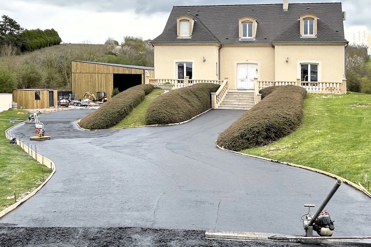 Mapei possède une gamme à la fois d’additions minérales et de colorants. [©Mapei]