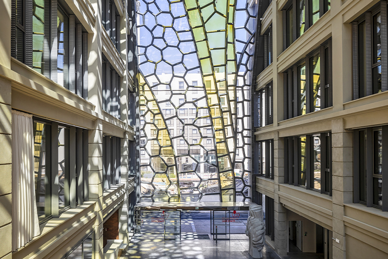 L’architecte Rudy Ricciotti a rénové le siège de la Mutualité Française et a choisi le Bfup SmartUP de Vicat pour la conception de la résille. 
[©ACPresse]
