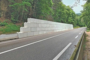 Mur de soutènement réalisé en mégablocs par SBC Préfa. [©SBC Préfa]