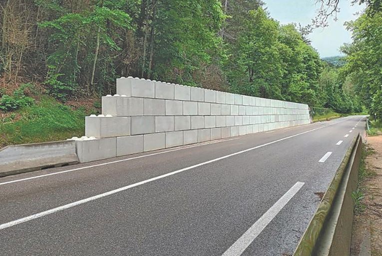 Mur de soutènement réalisé en mégablocs par SBC Préfa. [©SBC Préfa]