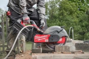 La découpeuse 350 mm MX Fuel MXF COS350 G2 de Milwaukee a une profondeur de coupe de 125 mm. [©Milwaukee]