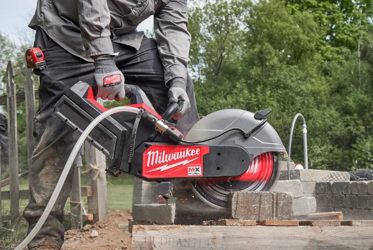 La découpeuse 350 mm MX Fuel MXF COS350 G2 de Milwaukee a une profondeur de coupe de 125 mm. [©Milwaukee]