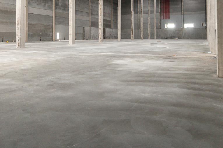 La délamination est un défaut de surface d’origine physique ou chimique. Elle voit la séparation de la frange superficielle d’un support en béton et peut donc affecter tout type de surface. 
[©ACPresse]