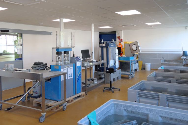 Les nouvelles installations du laboratoire de Lisses incluent des équipements spécialisés, améliorant ainsi l'efficacité et l'ergonomie du travail. [©Master Builders Solutions France]