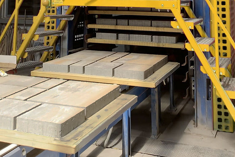 Planche Polblat enrobée de polyuréthane, en sortie de presse de préfabrication. [©Polblat]