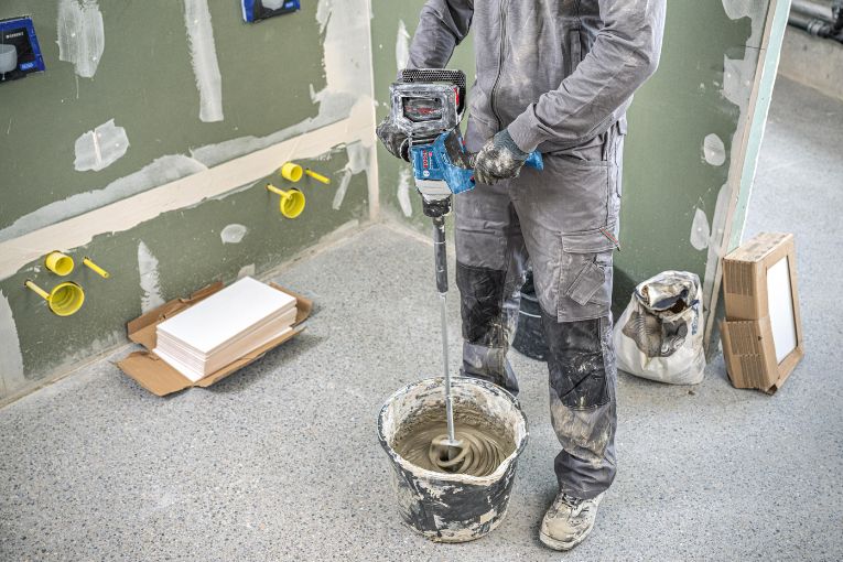 Le malaxeur sans fil GRW 18V-120 Professional peut mélanger efficacement enduit à joint et de ragréage, colle à carrelage, mortier, béton…[©Bosch]