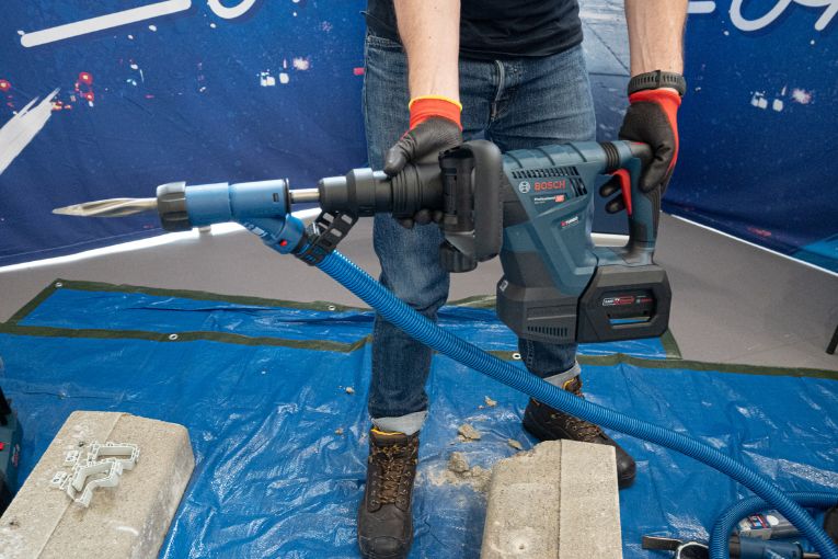 Léger et compact, le burineur sans fil GSH 18V-5 Professional de Bosch développe une force de frappe de 8,5 J. [©ACPresse]