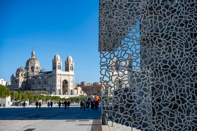 Difficile de parler de bétonnage devant une œuvre aussi magistrale que le Mucem, création de l’architecte Rudy Ricciotti. Et que dire de la Cathédrale de La Major ? [©ACPresse]