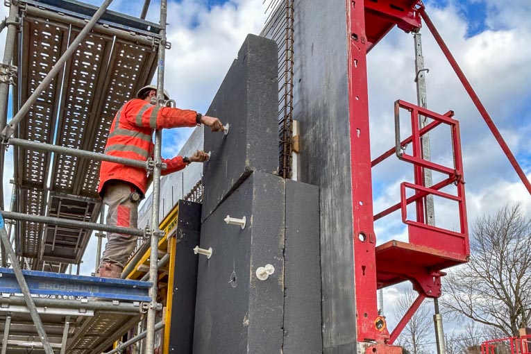 Pose des panneaux en polystyrène expansé (PSE) de Hirsch Isolation qui jouent le rôle d’isolant dans le procédé GBE. [©ACPresse]