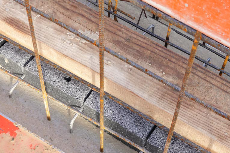 L’entreprise Bertrand Duron Constructeur a coulé en place un mur sandwich qui intègre un isolant entre les deux parois en béton. [©GBE]