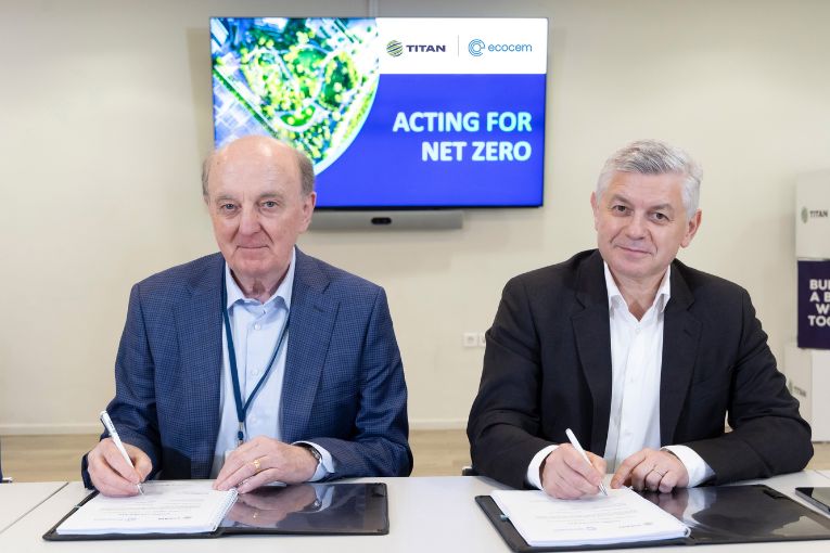 Donal O’Riain, fondateur et Dg d’Ecocem, et Marcel Cobuz, président du comité exécutif de Titan Group. [©Ecocem]