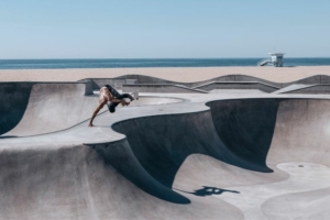 Henrik Hagerup, capture ici un skateur en pleine action au célèbre skatepark de Venice Beach, en Californie. [©Henrik Hagerup]