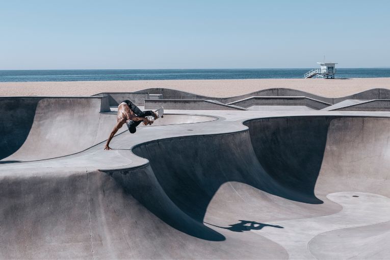 Henrik Hagerup, capture ici un skateur en pleine action au célèbre skatepark de Venice Beach, en Californie. [©Henrik Hagerup]