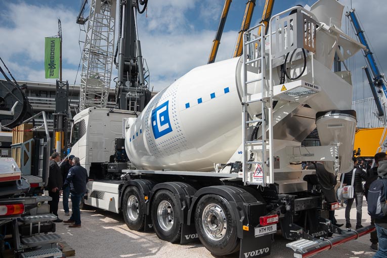 Toupie Liebherr HTM 905 sur porteur Volvo FH Electric. [©ACPresse]