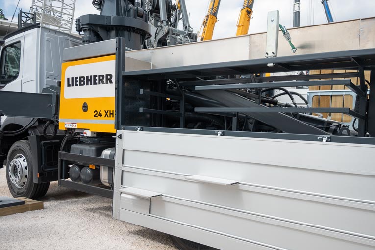 La pompe 24 HX propose des petites marches d’accès installées sur ses ridelles latérales. [©ACPresse]