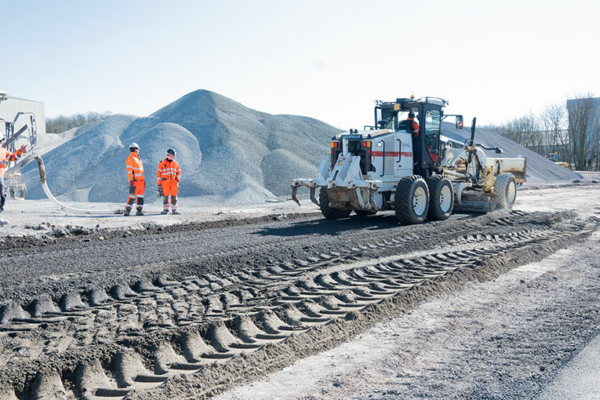 Mené sur le site de Monthyon Enrobés, le chantier expérimental a nécessité l’utilisation de 10 t de LHR bas carbone. [©ACPresse]