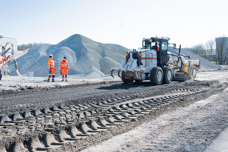 Mené sur le site de Monthyon Enrobés, le chantier expérimental a nécessité l’utilisation de 10 t de LHR bas carbone. [©ACPresse]