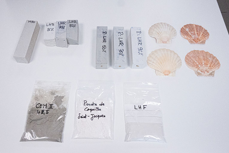 Le LHR bas carbone est formulé sur la base d’un ciment CEM II, de laitier de hauts fourneaux et de poudre de coquilles Saint-Jacques. [©ACPresse]