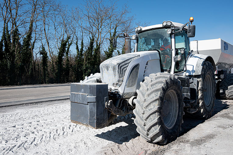 Le LHR bas carbone est épandu sur le sol existant à stabiliser. [©ACPresse]