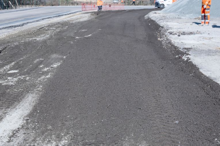 La couche d’assise est prête à recevoir la nouvelle chaussée en enrobé. [©ACPresse]