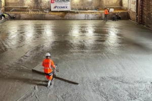 Le coulage du radier de la salle principale, première étape de la reconstruction, a été réalisé le 27 mars dernier. [©Cemex]